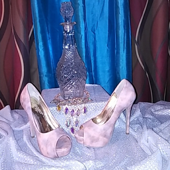 Ladies size 8 pumps - Picture 1 of 1